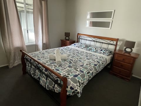 5 bedrooms, iron/ironing board, bed sheets