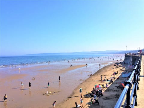 Beach nearby, sun loungers, beach towels