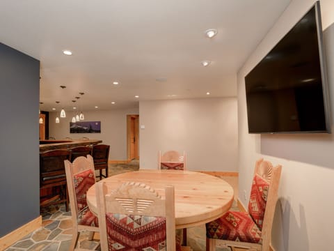 Red Feather Lodge, Den, 6