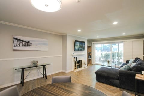 Living area | Flat-screen TV, fireplace