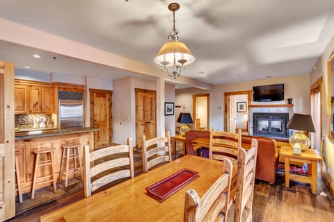 Dining table for 6 
Bar for 3