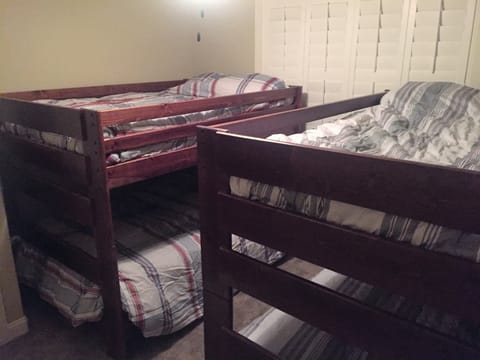Travel crib, free WiFi, bed sheets, wheelchair access