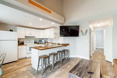 Private kitchen | Fridge, microwave, oven, stovetop