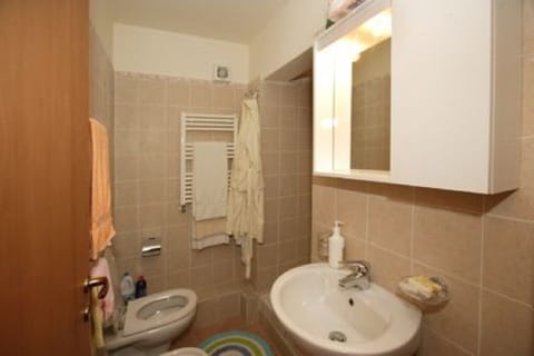 Shower, jetted tub, hair dryer, bidet