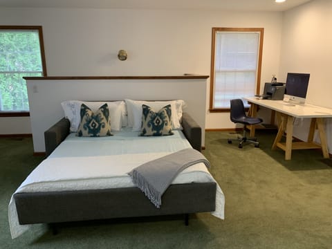 5 bedrooms, desk, iron/ironing board, WiFi