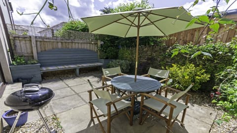 Courtyard garden with BBQ