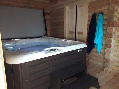 Indoor spa tub