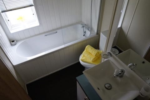 Main bathroom with full size bath