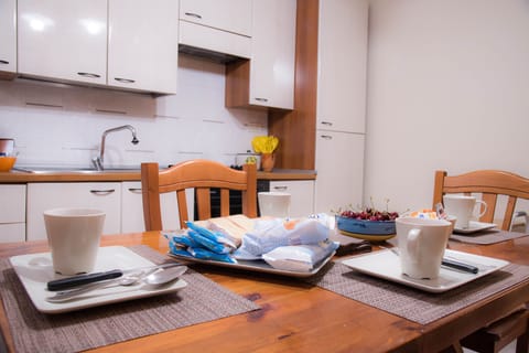 Fridge, oven, stovetop, coffee/tea maker