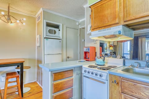Condo at oceanfront resort w/ shared pool/ tennis - steps to the beach! Condo in Tybee Island