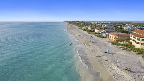 Beach nearby, sun loungers, beach towels