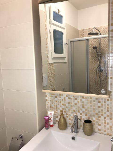 Shower, jetted tub, hair dryer, bidet