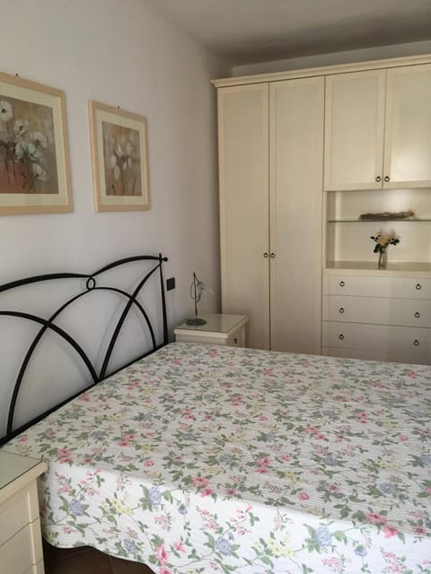 Iron/ironing board, internet, bed sheets, wheelchair access