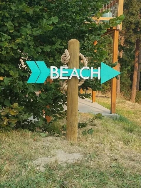 This way to the beach