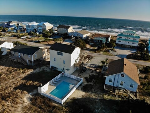 Check out the pool and beach proximity!