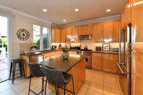 Kitchen with DiningBar