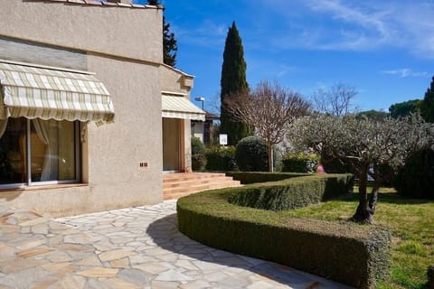 "You are in a cocoon of greenery"