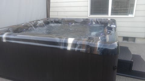 New 6 person hot tub