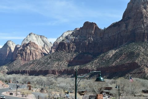 #3 GREAT LOCATION, Zion National Park entrance as close as you can get! Apartment in Springdale