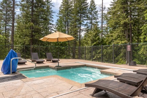 Hot tub outdoors in the sumer