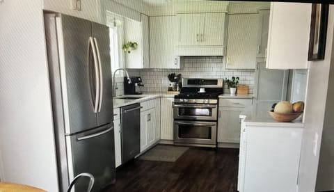 Fridge, oven, stovetop, dishwasher