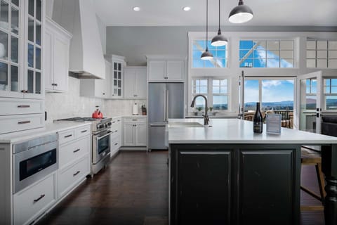 Beautiful house, it was well stocked with everything you need in the kitchen which was hugely appreciated.  -Jeanine