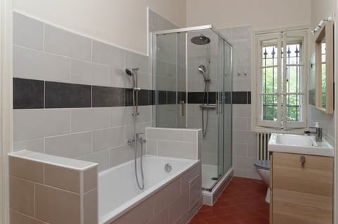 Combined shower/tub, hair dryer, bidet, towels