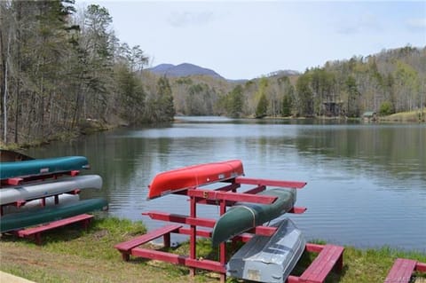 Beautiful Mirror Lake. Bring the kayaks from the cabin and enjoy!