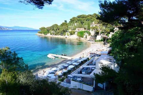 Beach nearby, sun loungers, beach towels