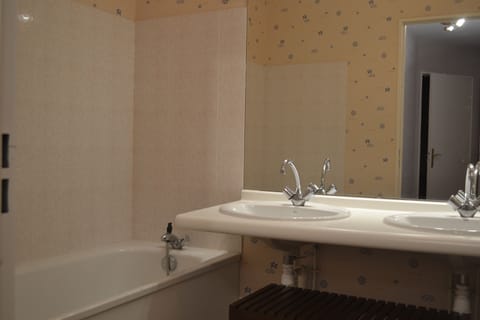 Combined shower/tub, hair dryer, towels