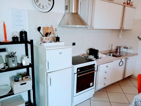 Fridge, oven, stovetop, coffee/tea maker