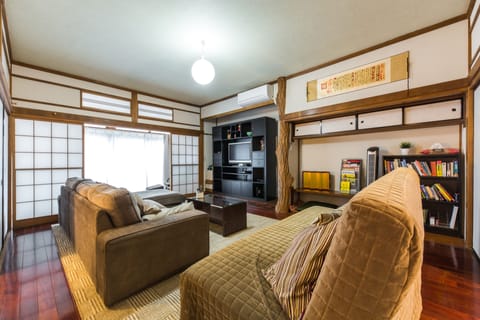 Living space |Samurai House Tokyo Family Stays |Spacious