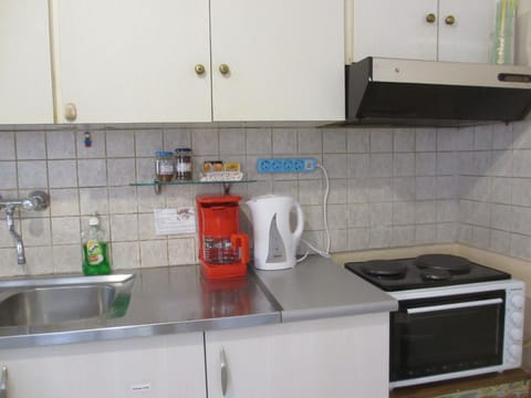 Fridge, oven, stovetop, coffee/tea maker