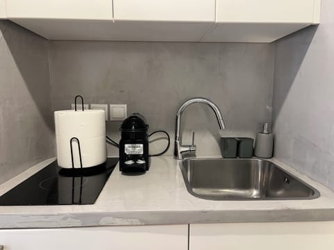 Fridge, stovetop, coffee/tea maker, electric kettle