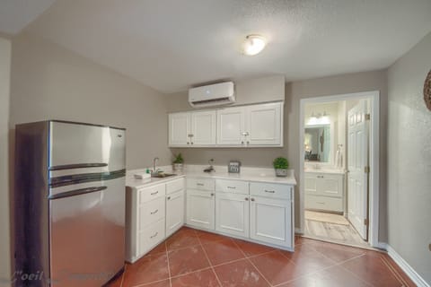 Under the main house there is a studio apartment (separate entrance) with 2 queen beds. This space has a fridge, microwave and sink as well as a full bathroom