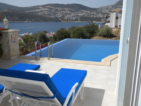 Pool | Outdoor pool, an infinity pool, sun loungers
