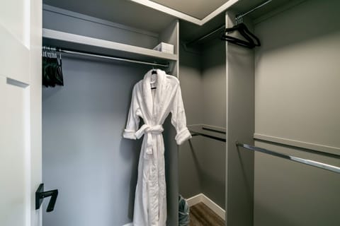 Combined shower/tub, hair dryer, towels