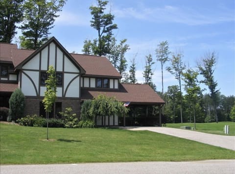 TOP & CENTER KIKO SKI CHALET 
⛷Lift #3
GOLF RETREAT
🏌🏼On 9th Tee