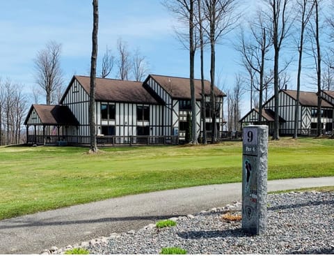 BACK DECK/YARD FACING UPPER COURSE 9TH TEE/1ST HOLE 