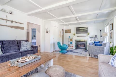 Living Room with fireplace