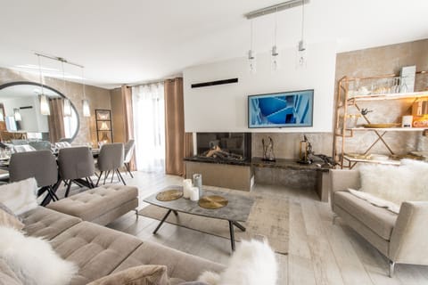 Spacious living room