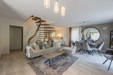 Spacious living room