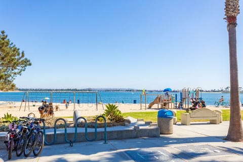 Beach nearby, sun loungers, beach towels