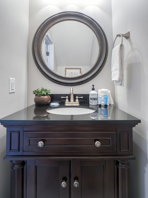 Combined shower/tub, hair dryer, towels