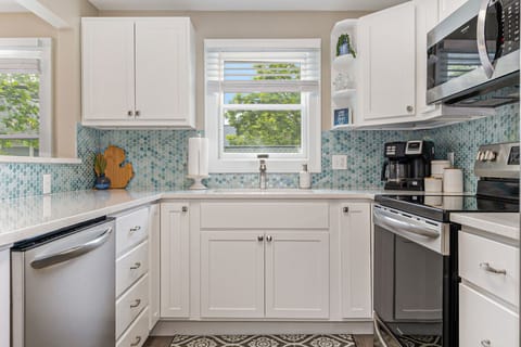 Private kitchen | Fridge, microwave, oven, stovetop