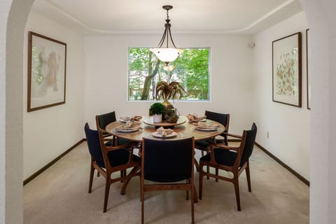Dining room seating for 6