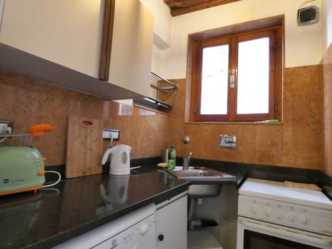 Kitchen with gas stove and gas oven, dishwasher, toaster and electric kettle