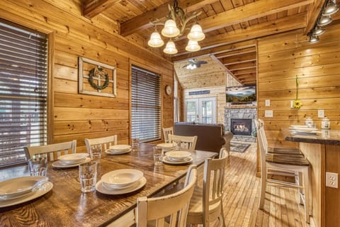 Log Cabin in Pigeon Forge "Amazing Grace" - Dining table