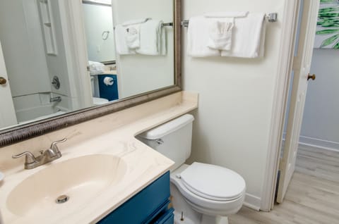 Combined shower/tub, free toiletries, hair dryer, towels