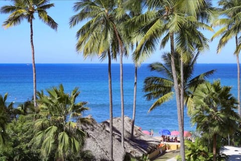 Beach nearby, sun loungers, beach towels